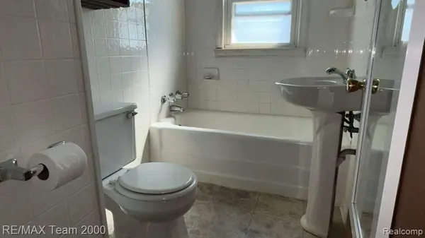 26095 HANOVER ST, Dearborn Heights, MI 48125