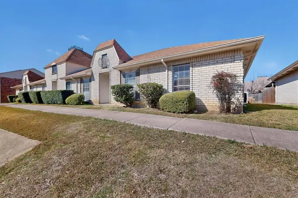 8 W Townhouse Lane #32, Grand Prairie, TX 75052