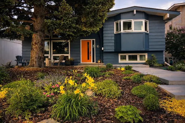 16 Lake Twintree PL SE, Calgary, AB T2J 2X5