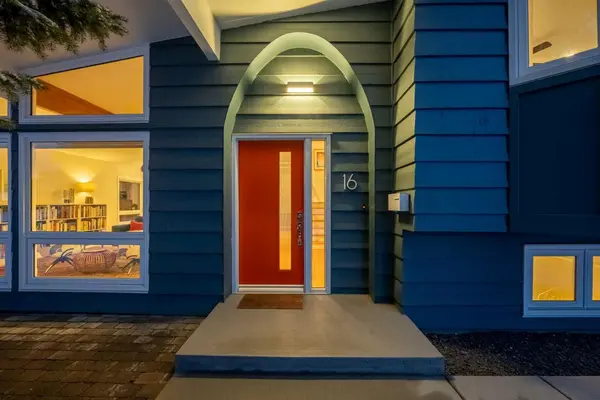 16 Lake Twintree PL SE, Calgary, AB T2J 2X5