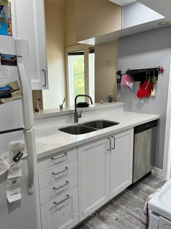 210 McCaul ST #Unit 2, Toronto C01, ON M5T 1W5