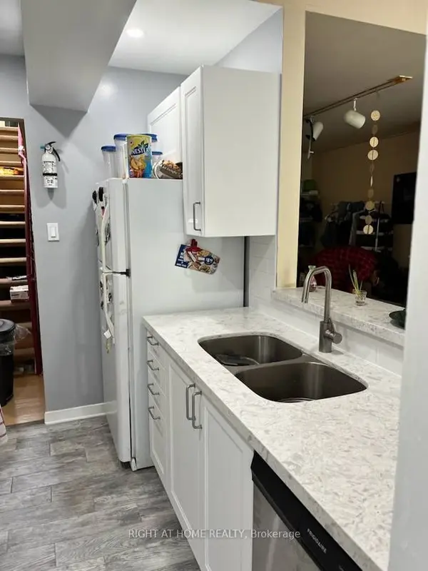 210 McCaul ST #Unit 2, Toronto C01, ON M5T 1W5