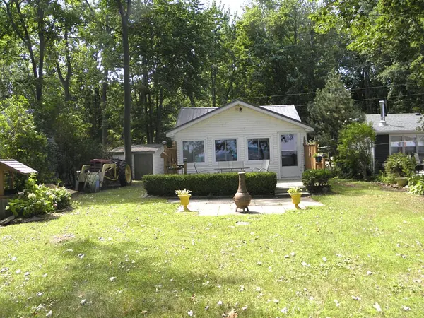 9889 Lake RD, Lambton Shores, ON N0N 1J1