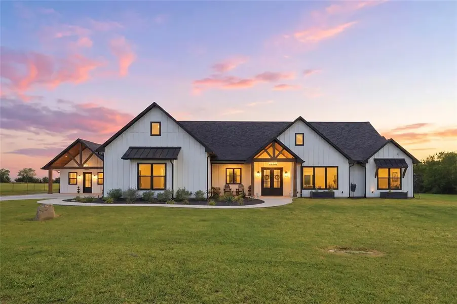 1726 County Road 1255, Savoy, TX 75479