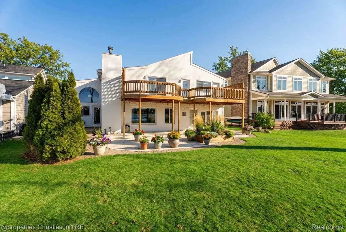 2323 Solano DR, Wolverine Lake Village, MI 48390