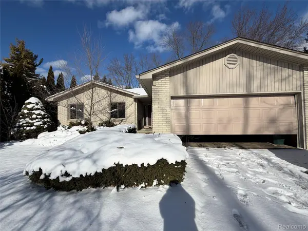 48 Webb DR, Troy, MI 48098