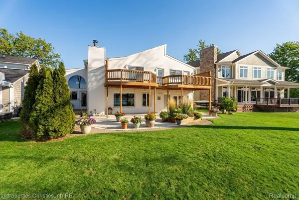 2323 Solano DR, Wolverine Lake Village, MI 48390