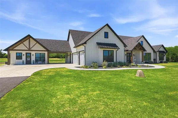 1726 County Road 1255, Savoy, TX 75479