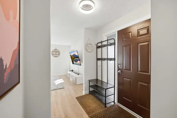 107 Wood Oak WAY SW, Calgary, AB T2W 3R3