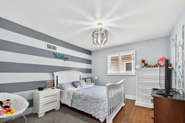 1037 Sandcliff DR E, Oshawa, ON L1K 2E5