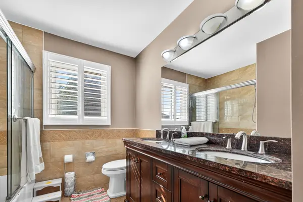 1037 Sandcliff DR E, Oshawa, ON L1K 2E5