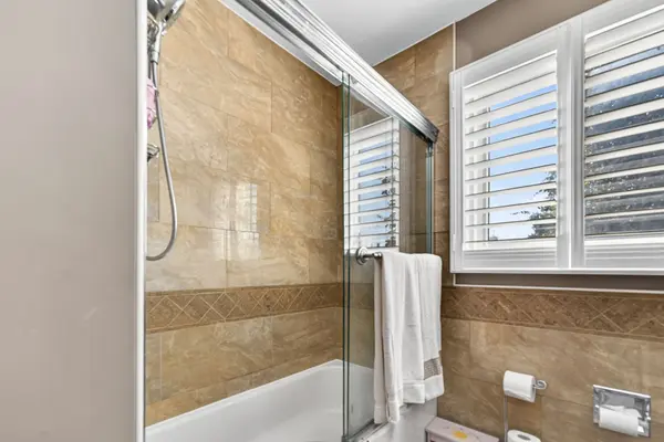 1037 Sandcliff DR E, Oshawa, ON L1K 2E5