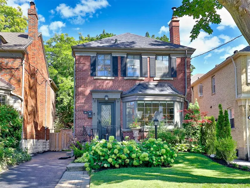 19 Heather RD, Toronto C11, ON M4G 3G2