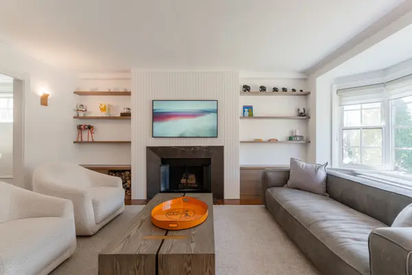 19 Heather RD, Toronto C11, ON M4G 3G2