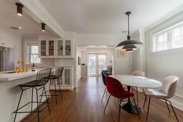 19 Heather RD, Toronto C11, ON M4G 3G2