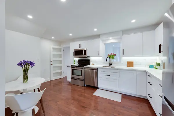 285 Harvie AVE, Toronto W03, ON M6E 4L1