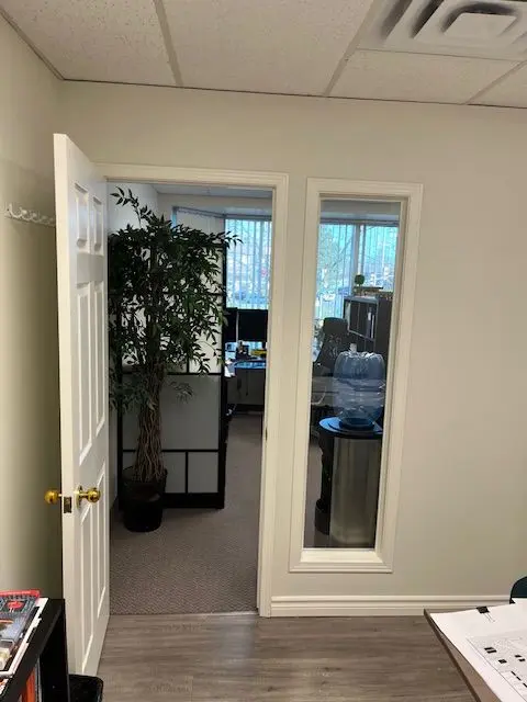 466 Speers RD #202, Oakville, ON L6K 3W9