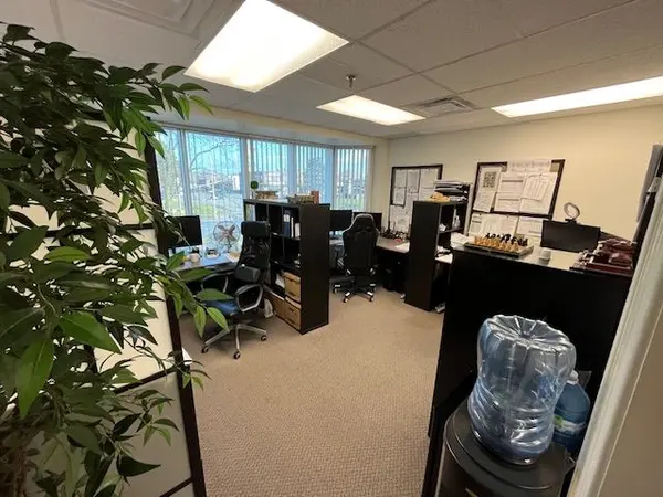 466 Speers RD #202, Oakville, ON L6K 3W9