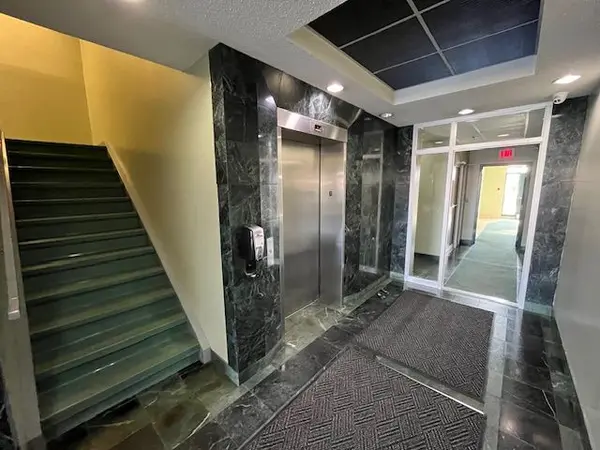 466 Speers RD #202, Oakville, ON L6K 3W9