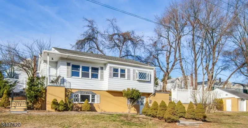 301 Riverview Rd, Pompton Lakes Boro, NJ 07442