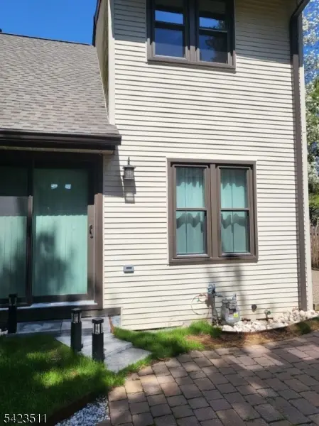 23 Peach Ct, Raritan Twp., NJ 08822