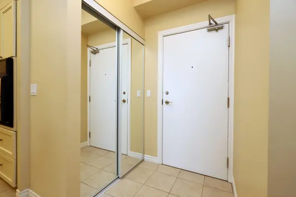 810 Scollard CT #809, Mississauga, ON L5V 0A4