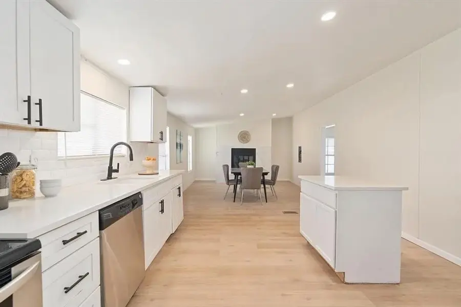 715 Comanche Cove Drive, Granbury, TX 76048