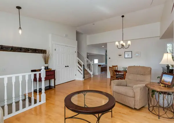 109 Sundown PL SE, Calgary, AB T2X 3B7