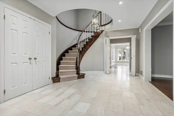 15 Whitehall RD, Toronto C09, ON M4W 2C5