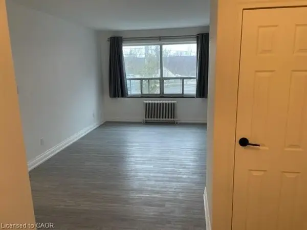 37 MERICOURT RD #211, Hamilton, ON L8S 2N5