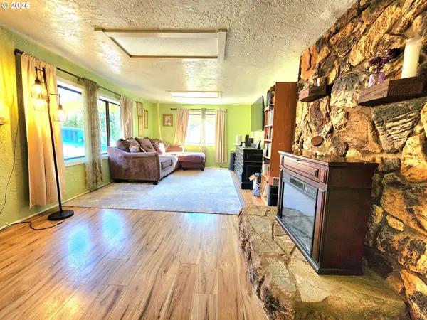 328 E FIFTH AVE, Sutherlin, OR 97479