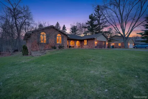 341 Ridgewood RD, Oakland Charter Township, MI 48306