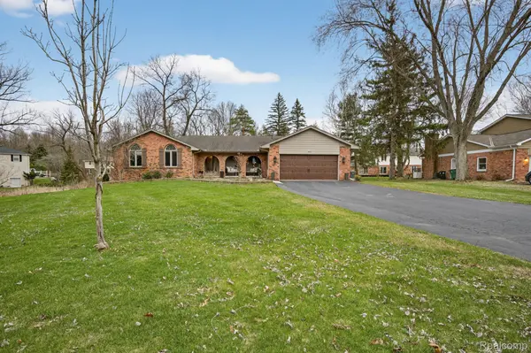 341 Ridgewood RD, Oakland Charter Township, MI 48306