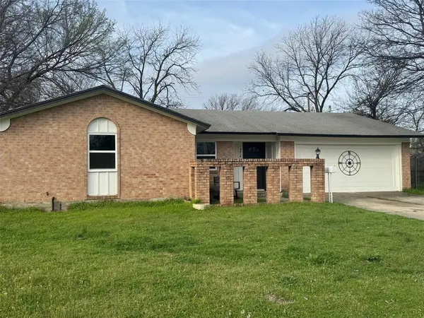 6412 Embassy Drive, Forest Hill, TX 76119