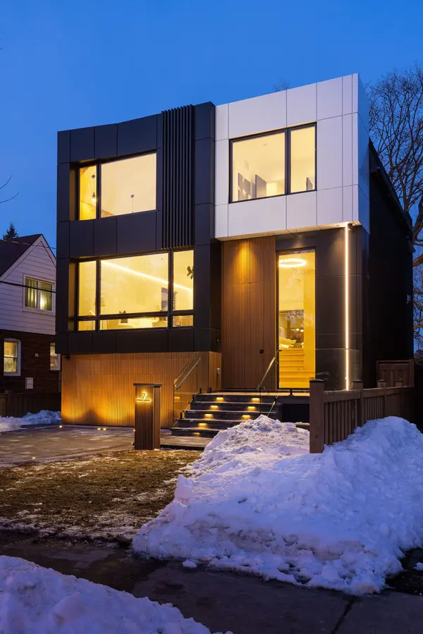 7 Bentley DR, Toronto W07, ON M8Z 3L9