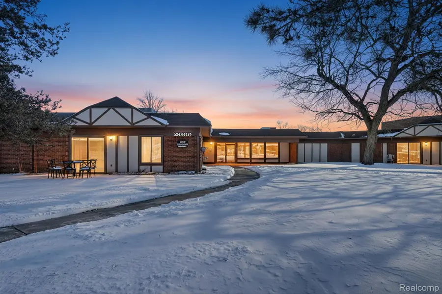 29900 N Grand Oaks DR #29, Warren, MI 48092