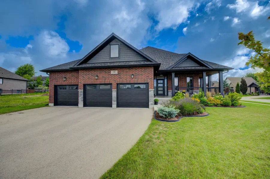 58 Carriage XING, Mapleton, ON N0G 1P0