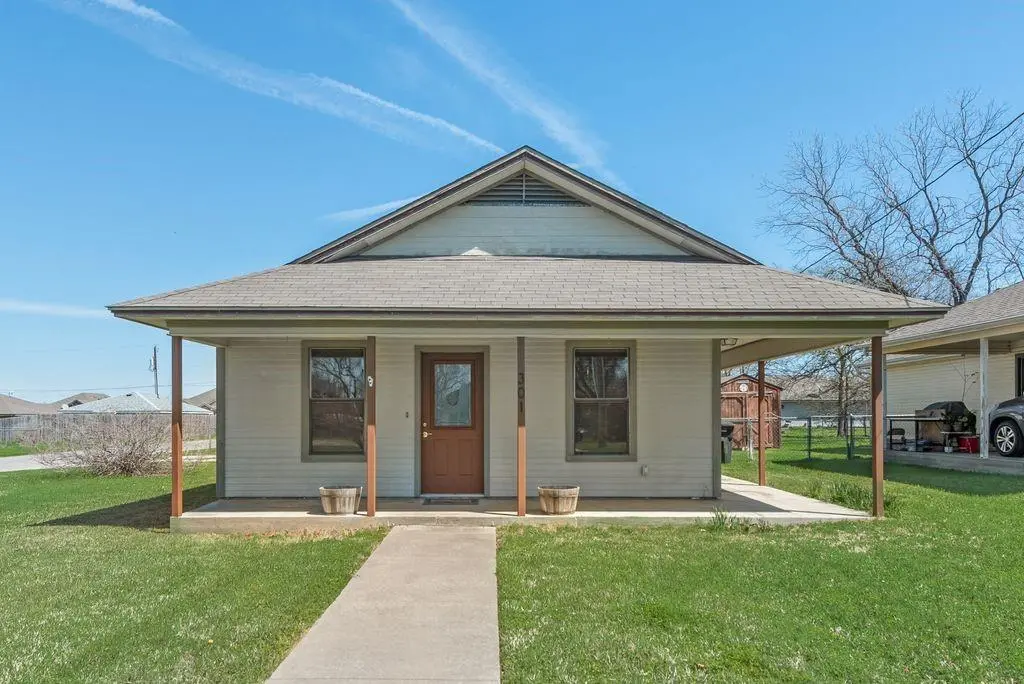 301 Lipscomb Street, Cleburne, TX 76031