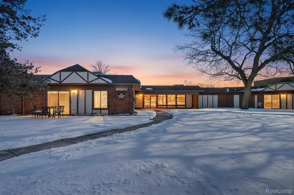 29900 N Grand Oaks DR #29, Warren, MI 48092