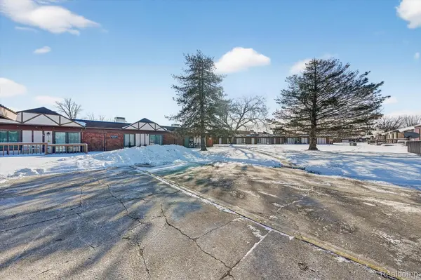 29900 N Grand Oaks DR #29, Warren, MI 48092