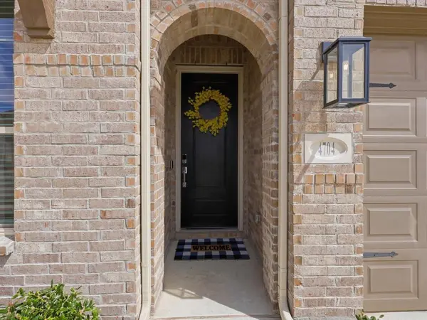 4704 Aubrey Parkway, Aubrey, TX 76227