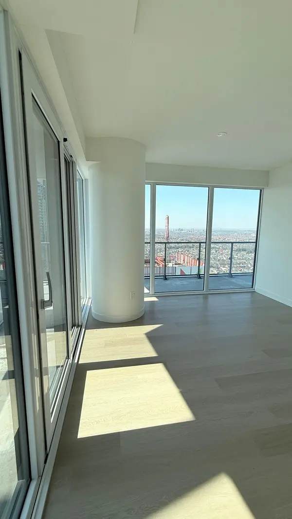 448 Burmhamthorpe RD #3411, Mississauga, ON L5B 4M6