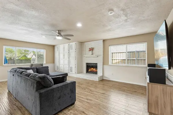 304 Lark Lane, Euless, TX 76039