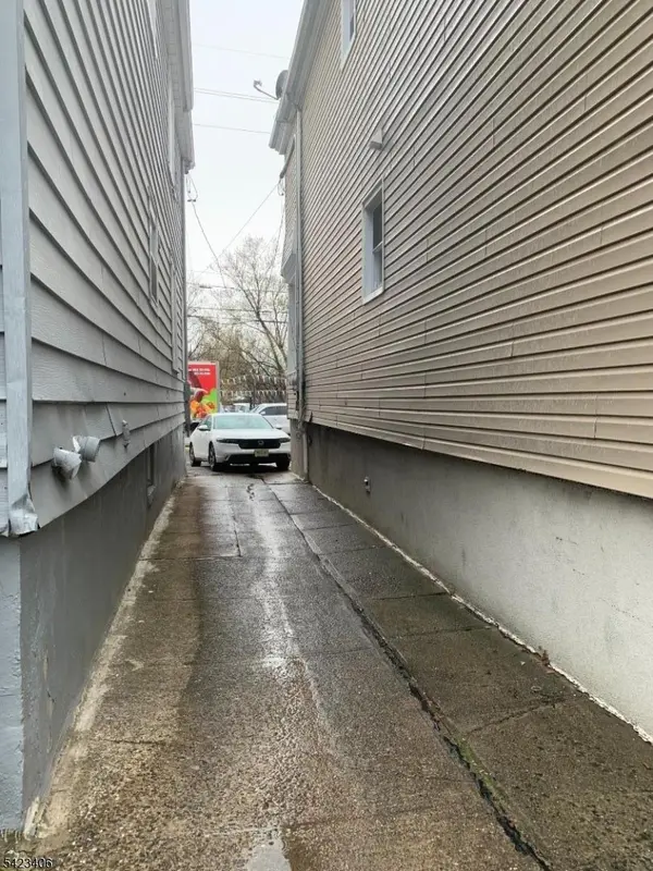 330 River Dr, Garfield City, NJ 07026