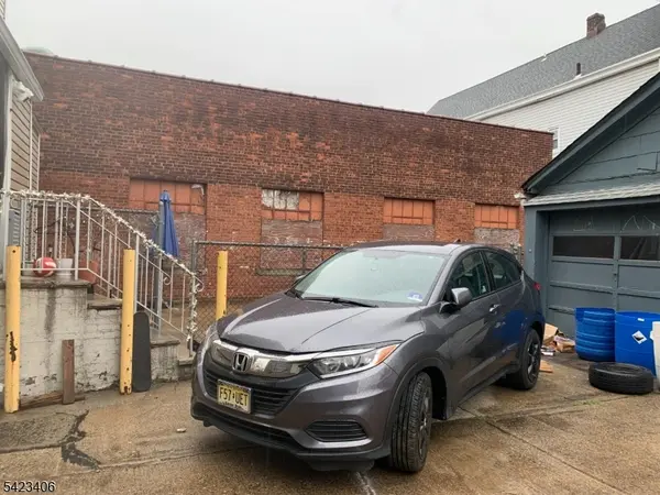 330 River Dr, Garfield City, NJ 07026