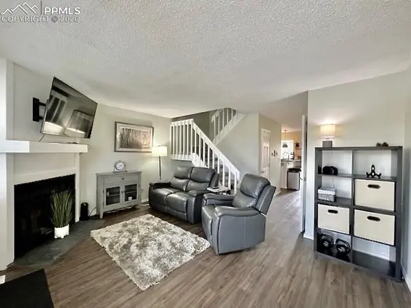 6838 Ravencrest DR, Colorado Springs, CO 80919