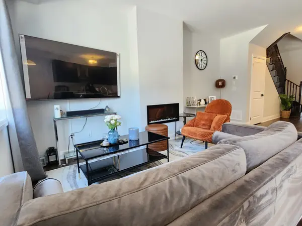 984 Crowsnest HOLW, Pickering, ON L1X 0P4