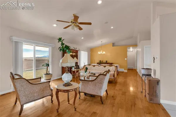 8 Pasadena DR, Pueblo, CO 81005