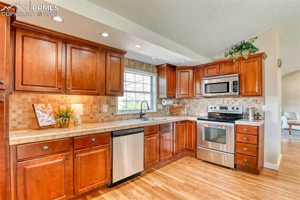 415 Red Mountain CT, Colorado Springs, CO 80919