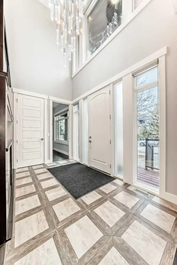 230 37 ST NW, Calgary, AB T2N 3B7